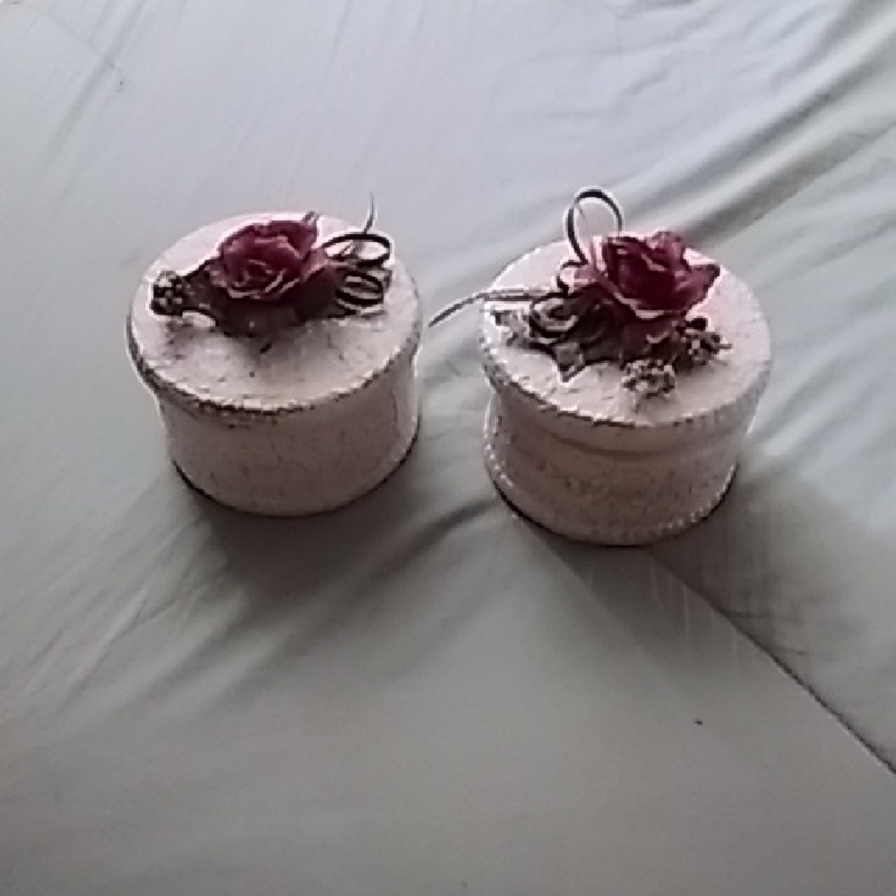 Elegant Round Boxes with Pink Rose Accents